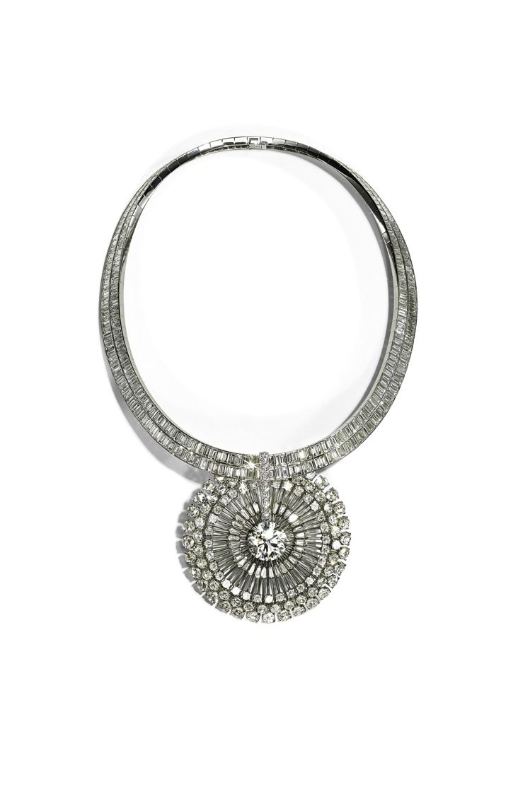 蒲公英造型鑽石項鍊，共可轉換為5種方式配戴，這是其中之一。圖／Tiffany提供
