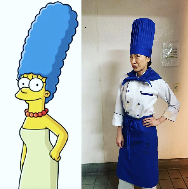 楊紫瓊把自己在電影中的廚師造型和「辛普森家庭」的媽媽美枝造型放在一起，藍色高帽和...