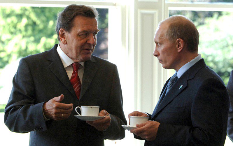 德國前總理施洛德（左）因主張德國一貫的「與俄國對話」政策，在俄烏開戰以來屢遭批評質疑。圖為施洛德與俄國總統普亭2005年在蘇格蘭參加八大工業國峰會。美聯社