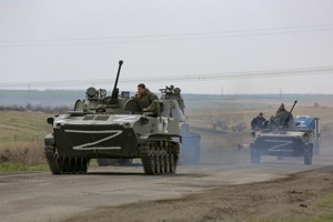 俄軍車隊18日在烏克蘭南部戰略港市馬立波俄方控制區公路行駛。美聯社