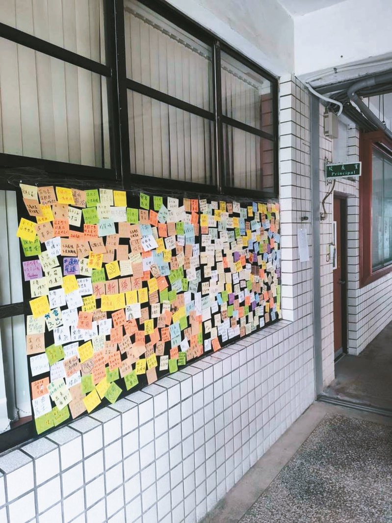 台北市立大同高中有學生發起便利貼行動表達意見，上百張便利貼貼滿校長室外牆壁，學生盼能辦畢旅。圖／大同高中學生提供