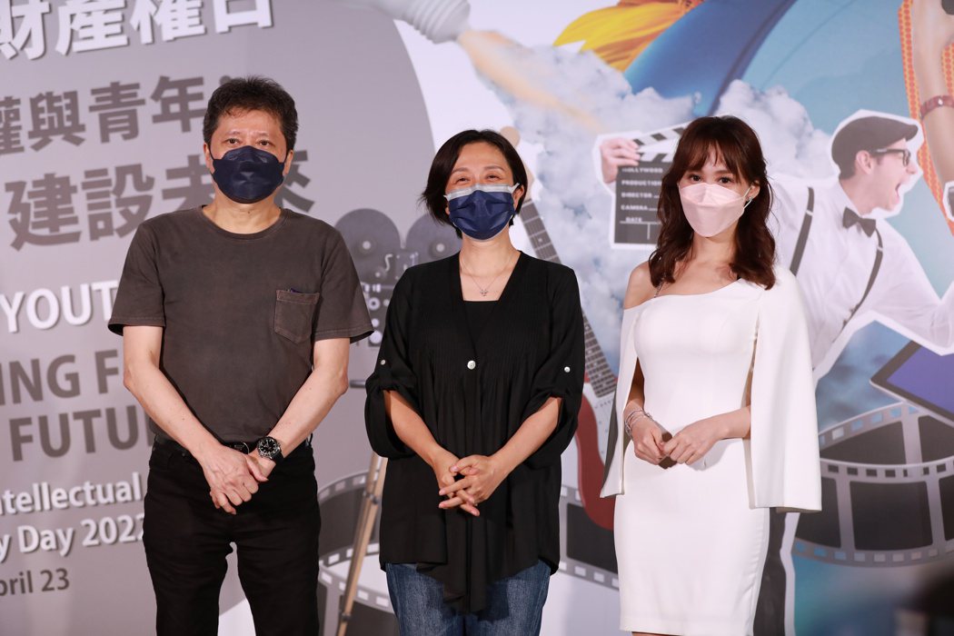 RIT董事長張耕宇(左起)、黃韻玲、主持人陳家頤參加「2022 World IP...