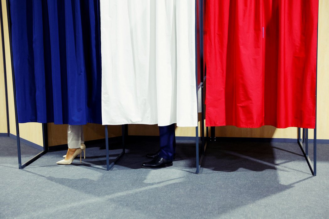 4月24日，法國總統馬克宏他的妻子在法國北部的投票站。 圖／美聯社  