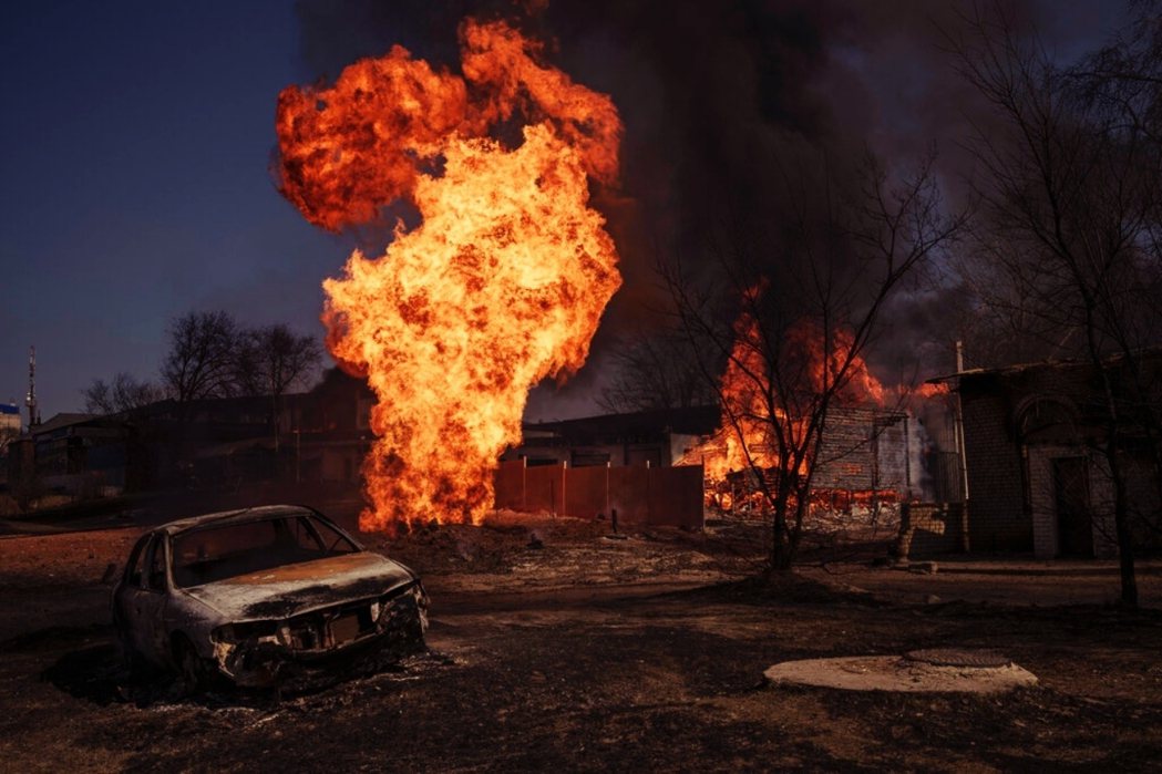3月25日，哈爾科夫民宅外遭空襲起火的畫面。 圖／美聯社