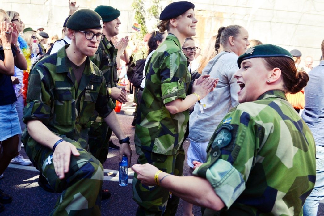 圖為2015年，瑞典軍方帶隊參加一年一度的斯德哥爾摩同志大遊行。當時有鑑於歐洲和...