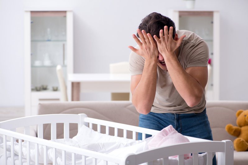 一名男網友表示他兒子出生四個多月了，他老婆卻一直擺爛，「從來都沒有起床弄過一次，一次都沒有。」示意圖／ingimage