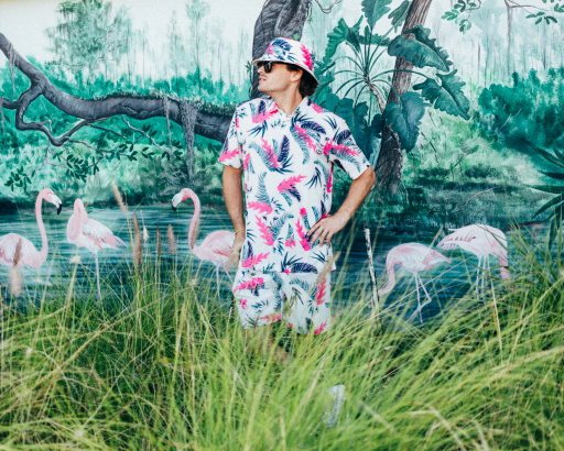 PUMA Golf以佛羅里達為核心靈感來源，服裝上出現的粉紅花朵與深淺漸層的棕櫚...