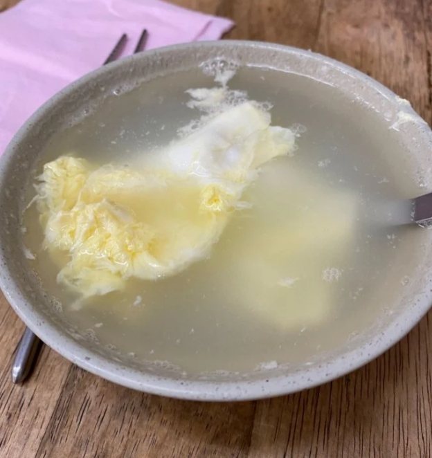 一名網友貼出30元的蛋花湯跟80元排骨飯照片，直呼「滿滿的空虛感」。圖擷自Dcard