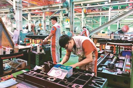 中經院昨（3）日發布4月台灣製造業採購經理人指數（PMI），雖為連續22個月呈現擴張，惟指數持續回跌至56.3。本報系資料庫