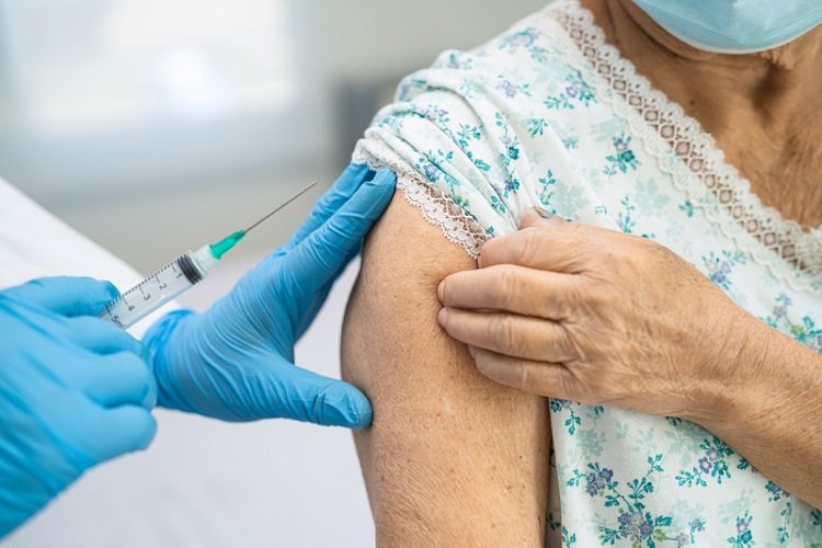 第4劑疫苗對於60歲以上長者而言，確實具有延長保護力、避免重症死亡率的作用。但以長遠的角度來看，疫苗保護力將能持續多久？仍是懸而未解的問題。<br />圖／常春月刊提供