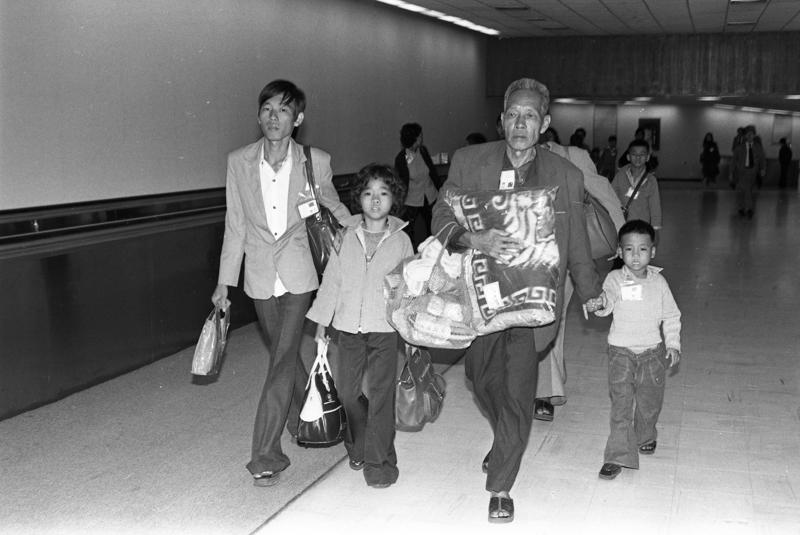 1980年4月25日一百五十二位淪陷越南的我國僑胞，在國際紅十字會的幫助下飛渡來台，踏上自由的土地。圖／聯合報系資料照片