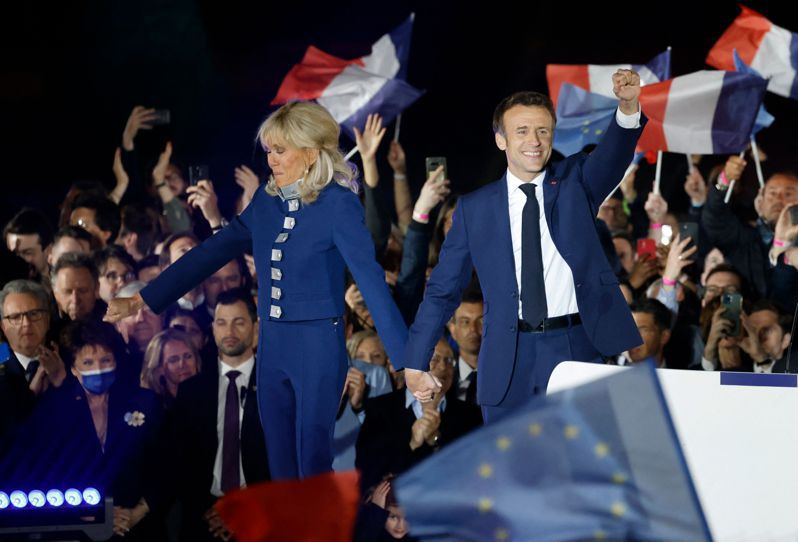 法國總統馬克宏24日連任成功，他與妻子布莉姬在巴黎戰神廣場接受民眾祝賀。法新社