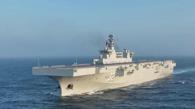 新近服役的共軍第二艘兩棲攻擊艦「廣西號」。（央視截圖）