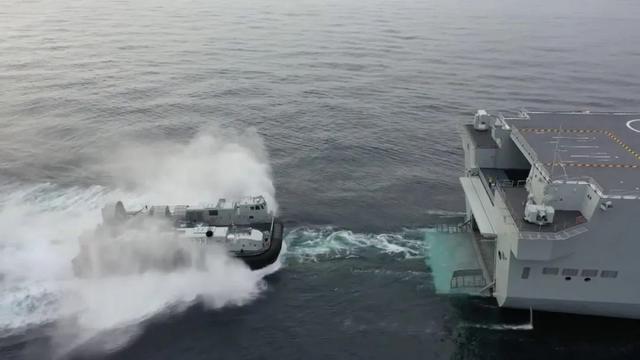 新近服役的「廣西艦」進行氣墊艇進出塢訓練。（央視軍事）