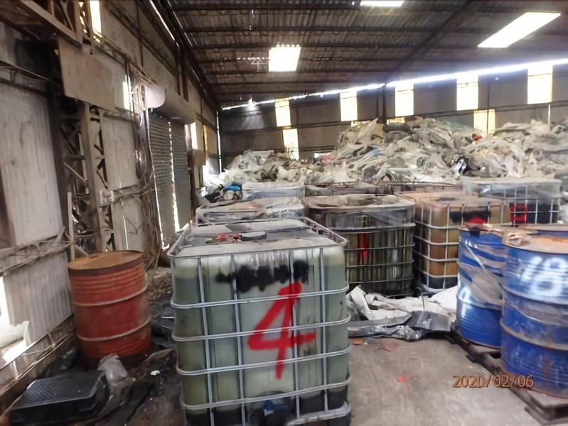 南投埔里慈恩社區一處鐵皮工廠內遭棄置上千噸事業廢棄物，若清運，費用恐需5千萬至上億元。圖／南投縣環保局提供