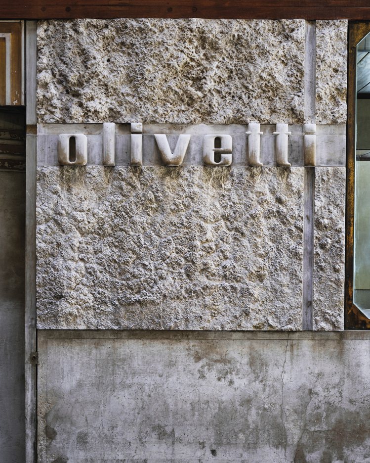 Bottega Veneta特別以義大利打字機品牌Olivetti為發想，設計了...