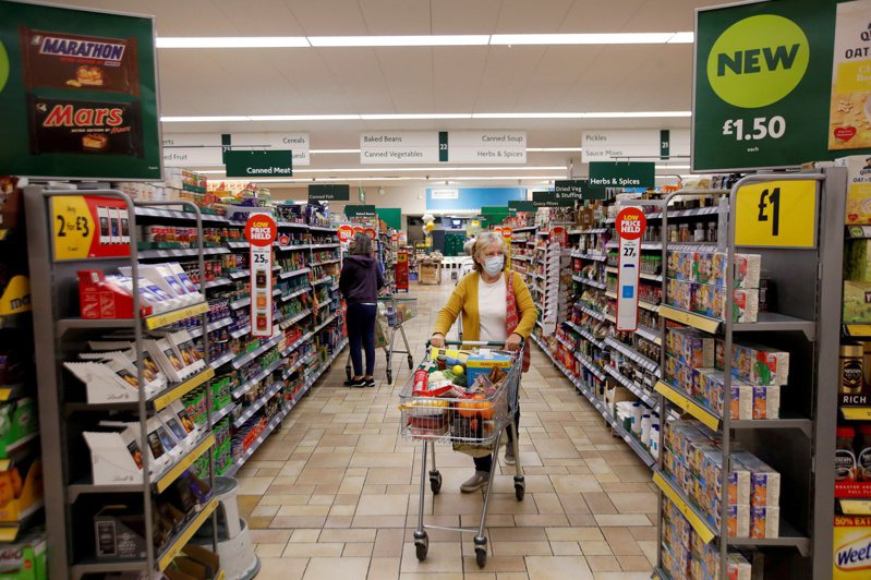 英国连锁超市业者Morrisons宣布调降超过500件商品价格，平均降价13%。路透(photo:UDN)
