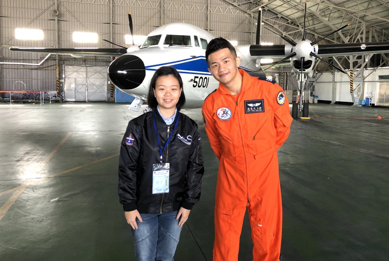 台北醫學大學醫學系大三生練宜婷（左），目標是當一名「航空醫師」，成為飛行員的專屬家庭醫師。圖／練宜婷提供