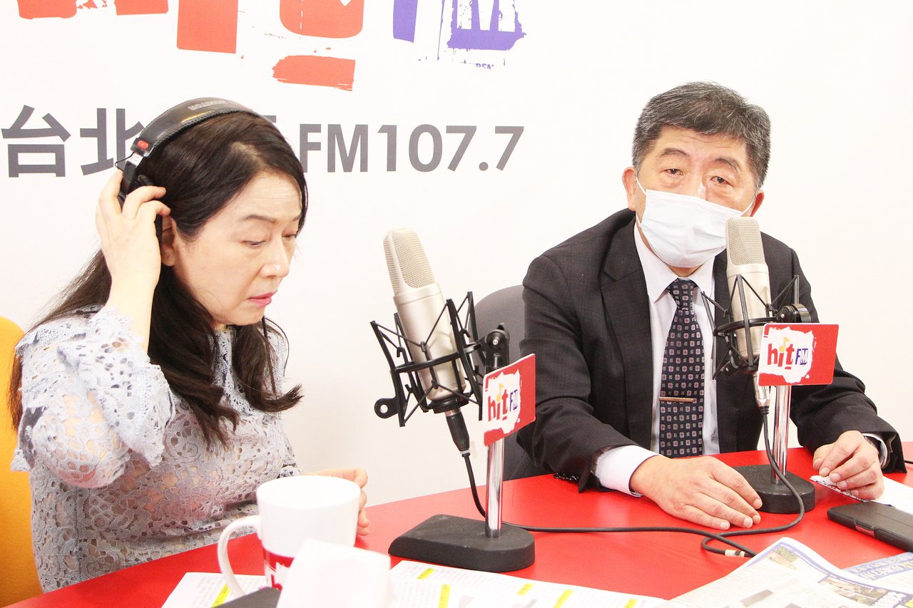 周玉蔻(左)在節目上訪問過中央流行疫情指揮中心指揮官陳時中。圖／Hit Fm提供