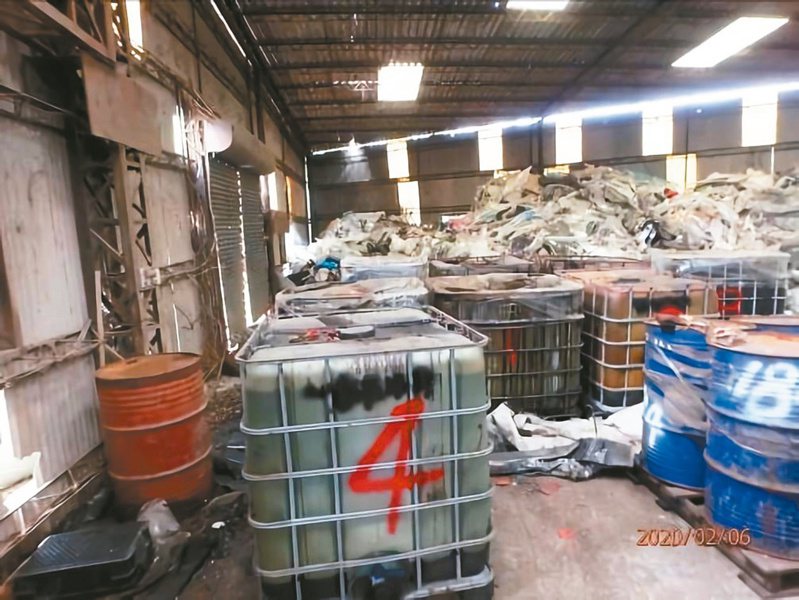 南投縣埔里慈恩社區某鐵皮工廠遭棄置大量廢棄物，已查獲3年多，但清運費高達5千萬至上億元，處理業者無力負擔，迄今仍堆置在現場。圖／南投縣環保局提供