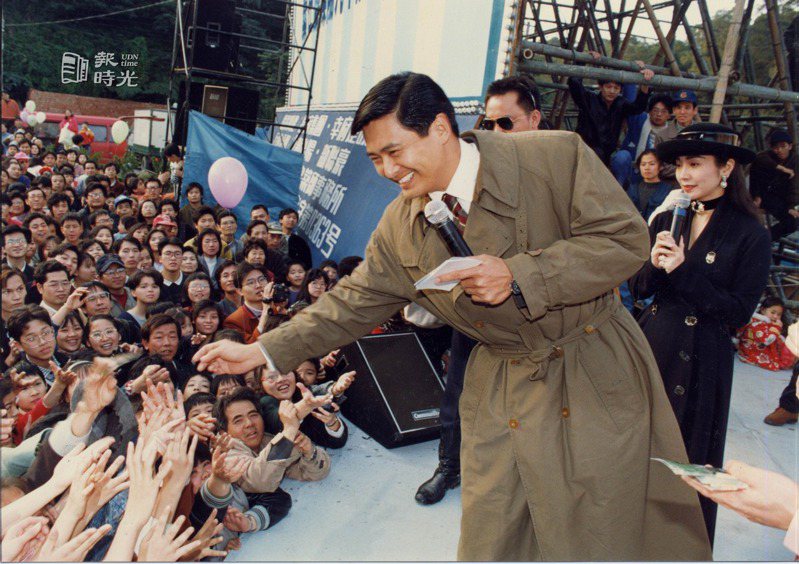 「小馬哥」周潤發昨天下午在基隆參加一處「工地秀」，由陳美鳳、周麟(後排右起)主持，受到影迷熱情的包圍。日期：1993/01/31˙攝影：程宣武˙來源：聯合報