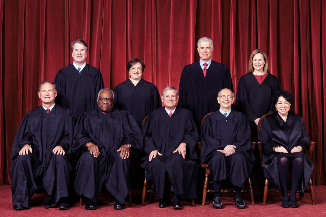 傑克森將取代宣告要退休的布萊爾（下排右二）法官，正式成為美國聯邦最高法院九位大法...