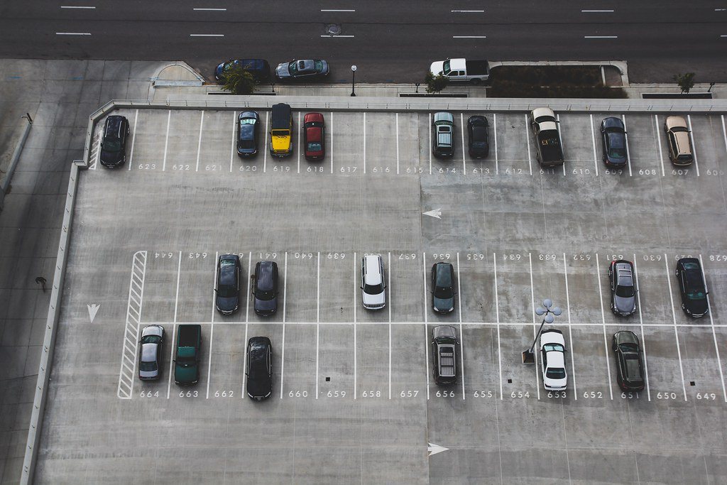有的城市透過減少停車位、收取停車費等方式減少汽車使用率。 圖／Unsplash