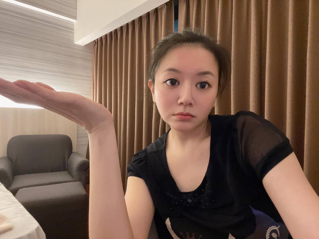 李妍瑾早前因確診住進防疫旅館，可以回家了。圖／擷自臉書
