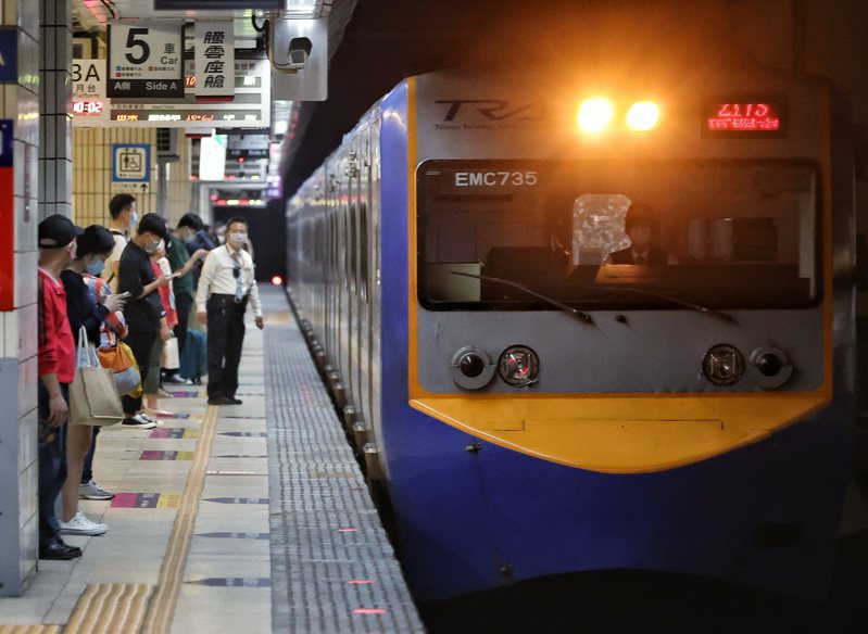 台鐵工會宣布五一不加班，因此列車班次停開，考驗台鐵應變能力，圖為台鐵EMU700型電聯車進站。 聯合報系資料照片／記者曾原信攝影