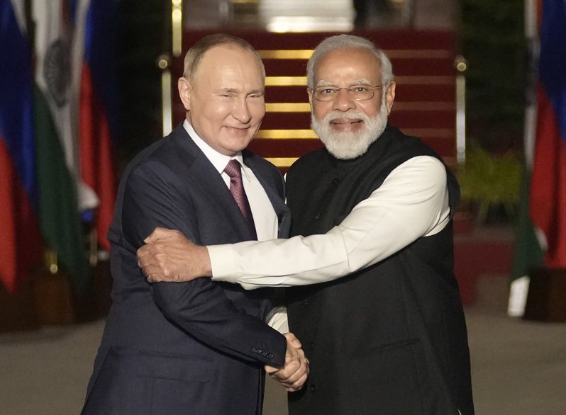 印度與俄羅斯關係密切，由來已久，尤其近年來，印度進口的軍火有一半來自俄羅斯。圖為莫迪（右）去年底在新德里會見普亭。美聯社