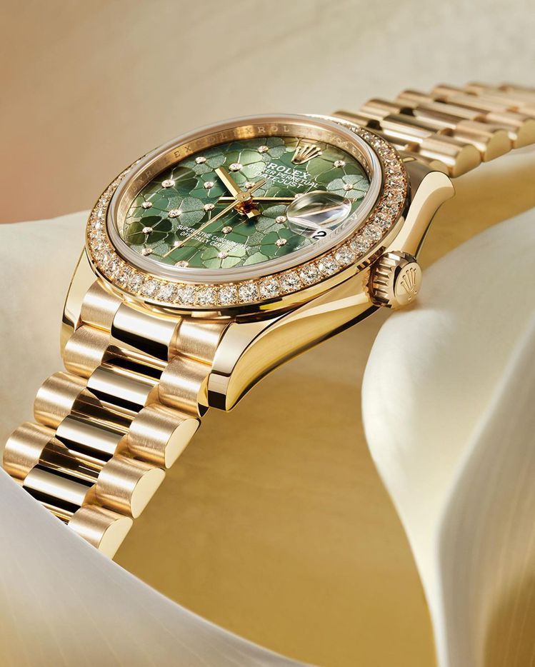 勞力士Datejust 31腕表，黃金款搭配滿鑽表圈，137萬6,000元。圖 / 翻攝自 ig @ Rolex