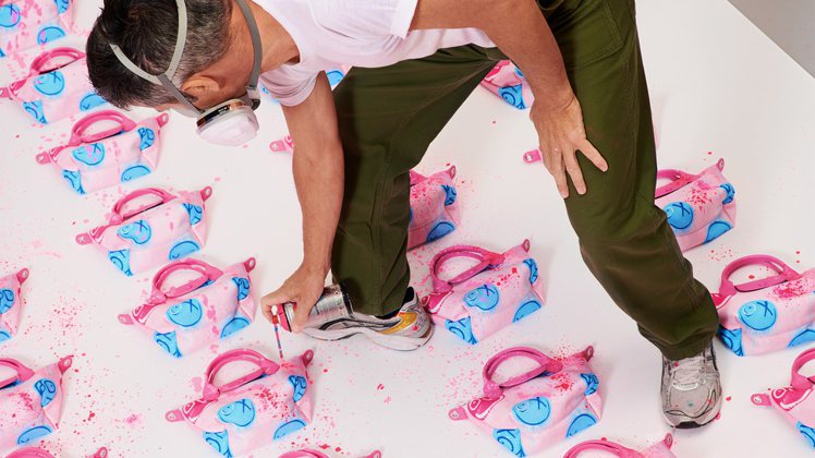 全球限量200個的Le Pliage®迷你包款採用再生聚酯帆布製成，上面印有粉色...