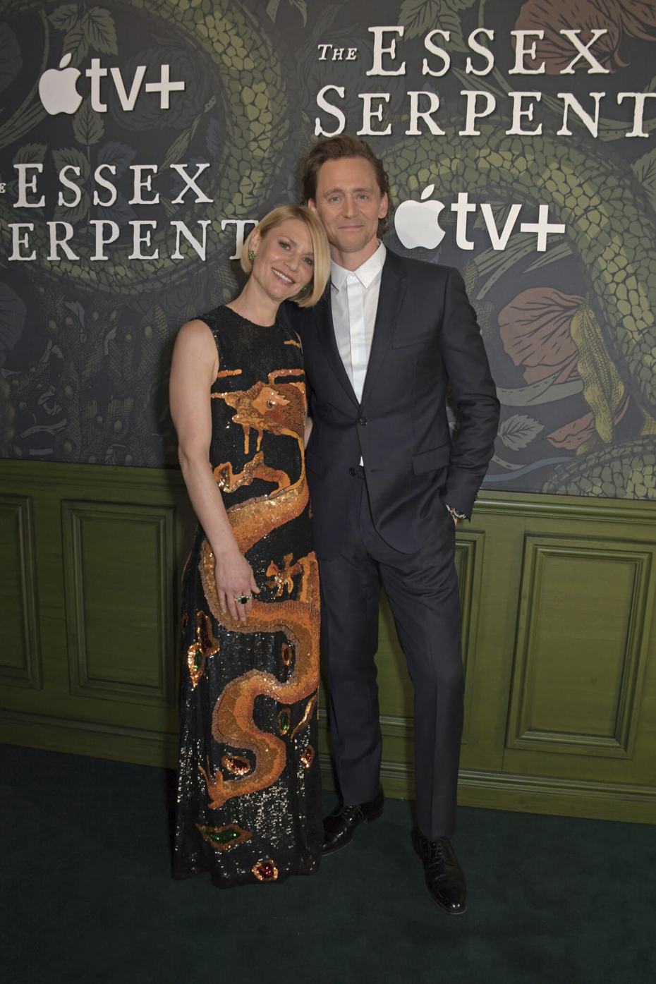 「洛基」湯姆希德斯頓（右）、克萊兒丹妮絲現身「艾塞克斯之蛇」倫敦首映。圖／Apple TV+提供