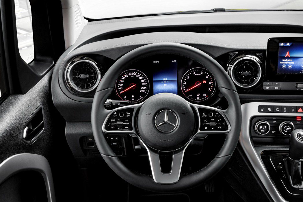 傳統雙環式儀表搭配中央顯示幕。 圖／Mercedes-Benz提供