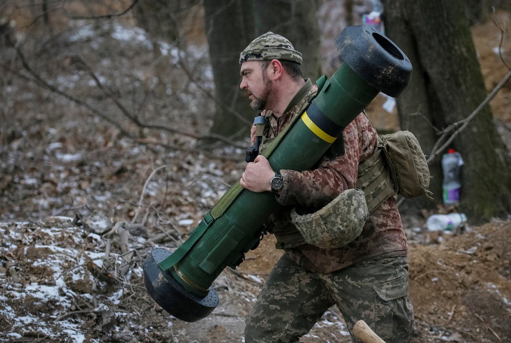 烏克蘭軍人在基輔北部地區前線手持標槍導彈系統。 圖／路透社