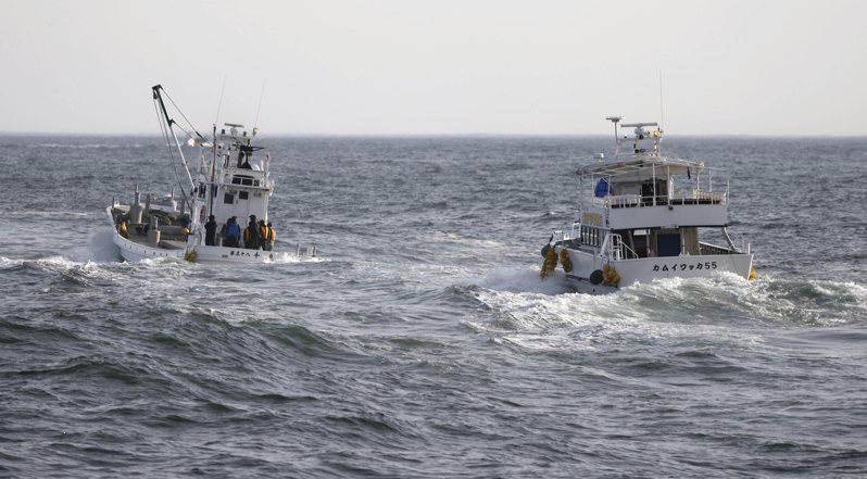 日本一艘觀光船23日在北海道知床半島海域失聯，船上26人已知11人罹難、15人下落不明，相關單位今天持續在事發海域搜救，但因為下午海象可能轉差，增添搜救難度。美聯社