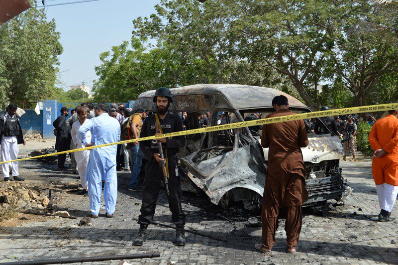 巴基斯坦卡拉奇（喀拉蚩）大学孔子学院班车26日下午在校园内遭恐怖攻击，班车被炸毁。新华社(photo:UDN)