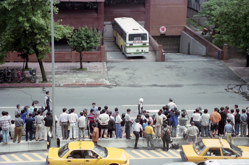 1998年4月27日台北客運243路公車遭男子陳能評劫持至財政部財稅中心。圖／聯合報系資料照片