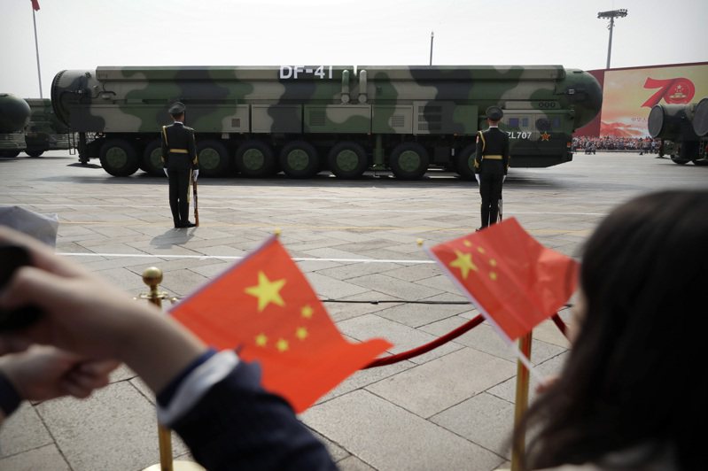 美國情報單位按衛星畫面等訊息推測，中國大陸正逐漸成為全球第三大核武強權。圖為2019年大陸國慶閱兵時出現的東風-41型洲際彈道飛彈。美聯社