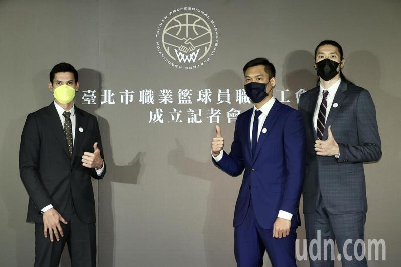 台北市職業籃球員職業工會今天宣布成立，由首任理事長楊敬敏（左）及理事曾文鼎（右）、林志傑（中）代表出席。 記者林俊良／攝影