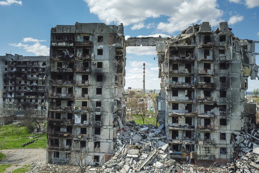 圖為遭俄軍轟炸的烏南港城馬立波（Mariupol）。 圖／美聯社