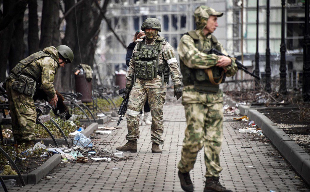 俄國軍人12日在烏克蘭南部戰略港市馬立波街頭巡邏。 法新社