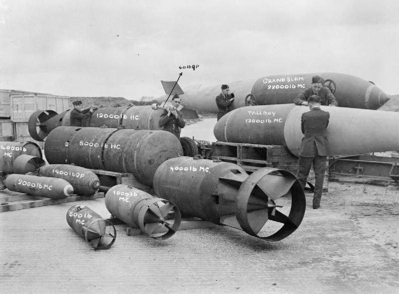英國皇家空軍與高腳櫃炸彈合照 圖／維基共享