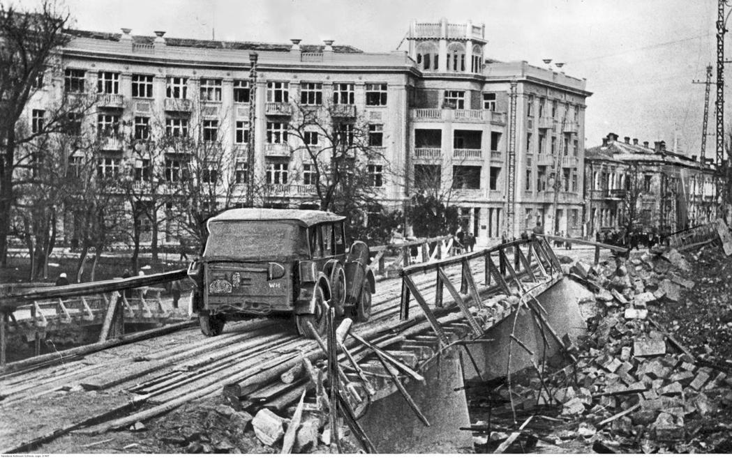 二戰時期，德軍攻佔辛菲洛普後，一輛軍車駛過臨時重建的橋。 圖／維基共享