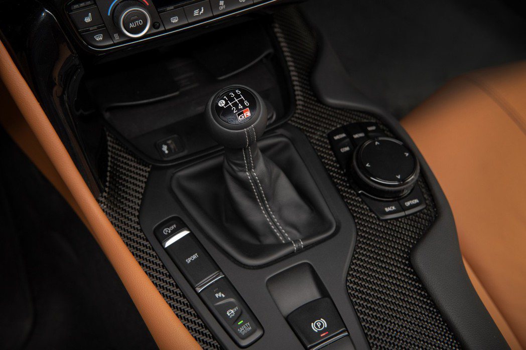 Toyota GR Supra的手排變速箱是由ZF打造的專車專用變速箱。 圖／摘...