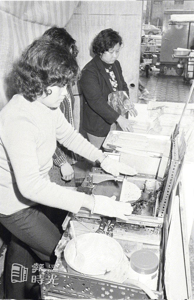 圖說：現場製作蛋捲的小攤販。日期：1978/03/28。攝影：段雲生。來源：聯合報。
