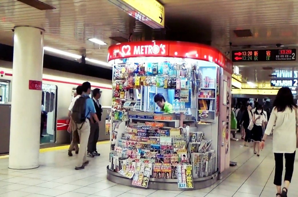 東京地鐵的日常景象之一：地鐵販賣部。 圖／紀錄片《地鐵藍領勞工》