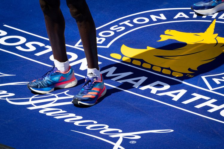 波士頓馬拉松，本屆男女冠軍皆穿著adidas adizero adios Pro...