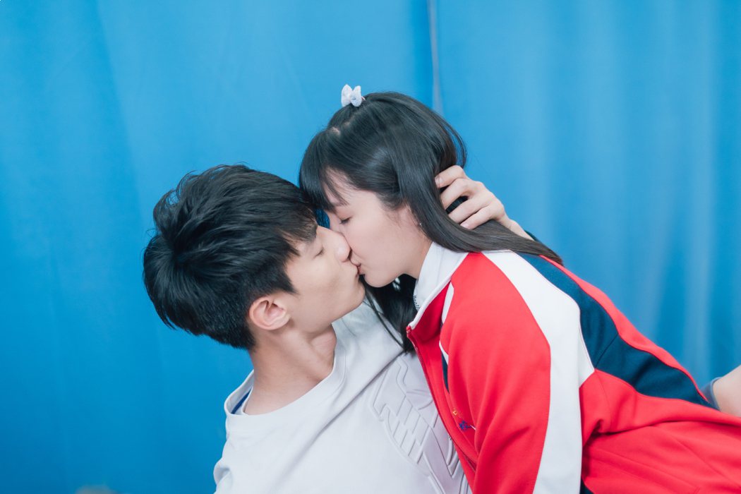 黃柏峰(左)與馮容潔為「機智校園生活」獻螢幕初吻。圖／TVBS"
