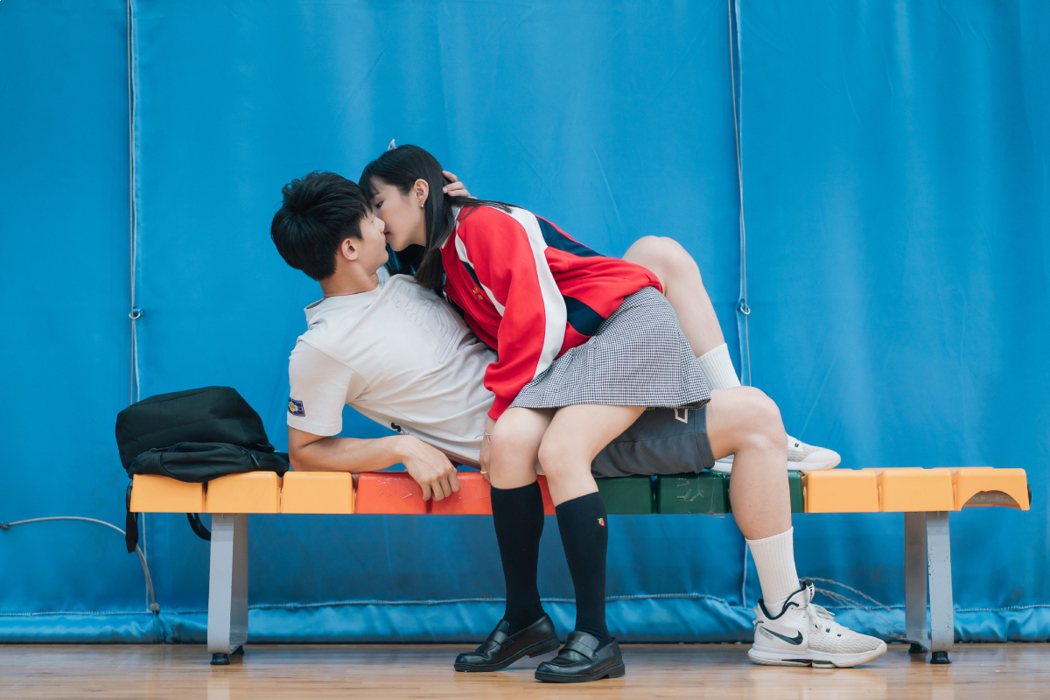 黃柏峰(左)吻馮容潔讚像「棉花糖」。圖／TVBS